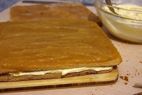 Фото к рецепту: Медовое пирожное с начинкой
