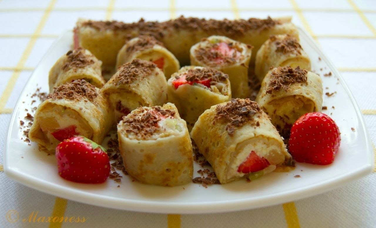 Фото к рецепту: Вкусные и лёгкие сладкие роллы с творожно-фруктовой начинкой Фото к рецепту: Вкусные и лёгкие сладкие роллы с творожно-фруктовой начинкой