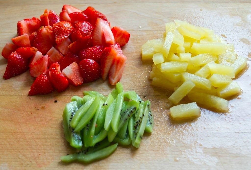 Фото к рецепту: Вкусные и лёгкие сладкие роллы с творожно-фруктовой начинкой Фото к рецепту: Вкусные и лёгкие сладкие роллы с творожно-фруктовой начинкой