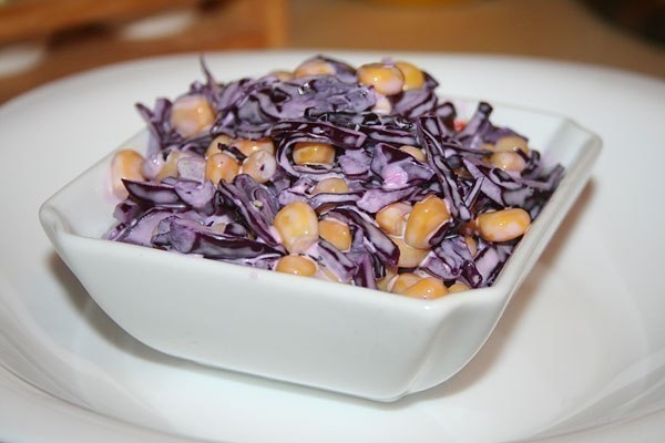 Фото к рецепту: Салат из краснокочанной капусты с кукурузой Фото к рецепту: Салат из краснокочанной капусты с кукурузой