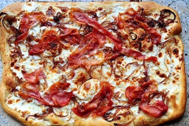 Фото к рецепту: Вкусная пицца с луком и ветчиной Фото к рецепту: Вкусная пицца с луком и ветчиной