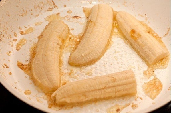 Фото к рецепту: Жареные бананы со сливками