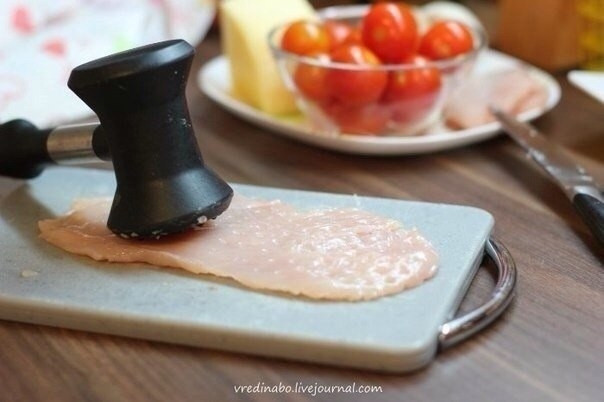 рецепт курицы в духовке под помидорами и сыром