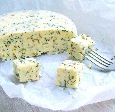 Фото к рецепту: Домашний сыр с тмином и зеленым луком