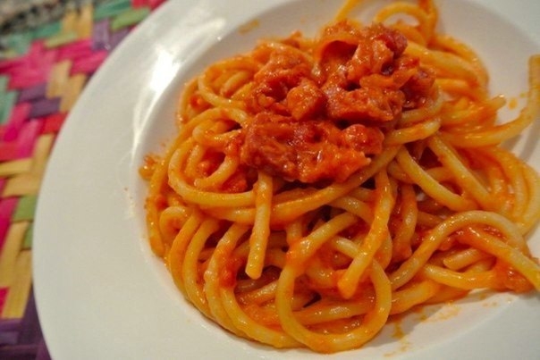Фото к рецепту: Спагетти с беконом и острым соусом из помидор
