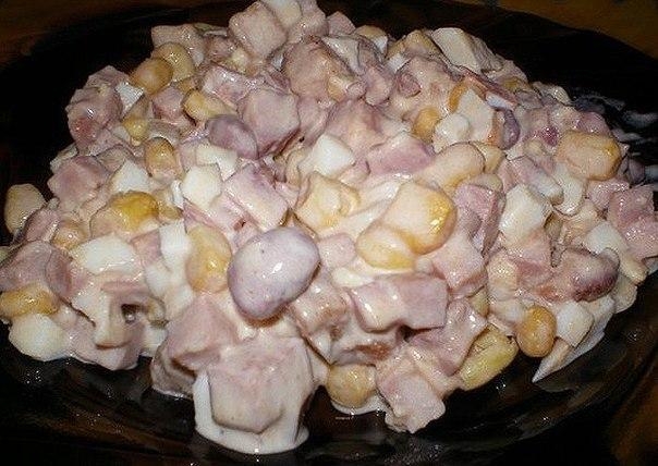 Фото к рецепту: Салат с фасолью, ветчиной и сухариками