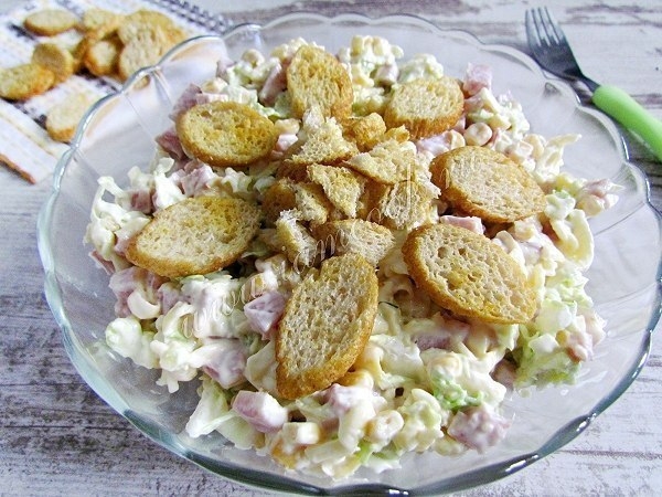 Салат с сухариками и пекинской капустой рецепт с очень вкусный Салат с сухариками и пекинской капустой рецепт с очень вкусный