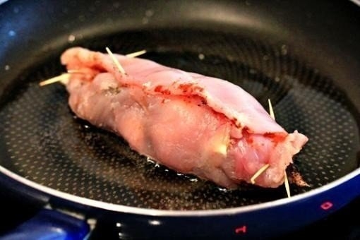 Фото к рецепту: Рулетики из курицы с брокколи Фото к рецепту: Рулетики из курицы с брокколи