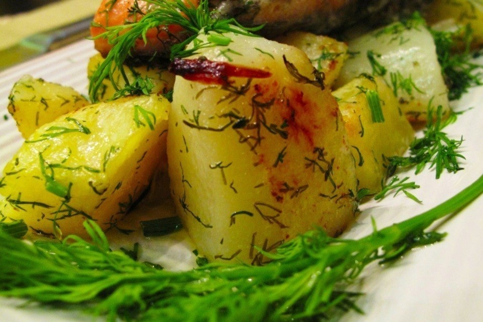 Фото к рецепту: Семга запеченная с укропом и картофелем Фото к рецепту: Семга запеченная с укропом и картофелем