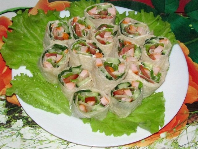 Фото к рецепту: Рулеты из лаваша с копчёной курицей Фото к рецепту: Рулеты из лаваша с копчёной курицей