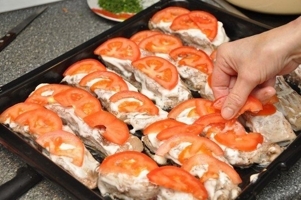 Фото к рецепту: Рыбка с сыром и помидорами Фото к рецепту: Рыбка с сыром и помидорами