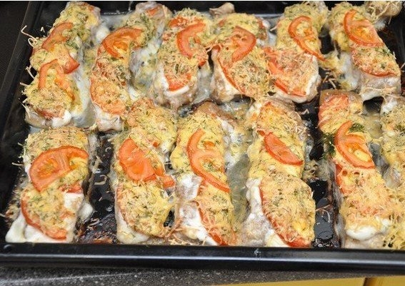 Фото к рецепту: Рыбка с сыром и помидорами Фото к рецепту: Рыбка с сыром и помидорами