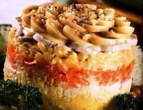 Фото к рецепту: Салат Курочка с орешками
