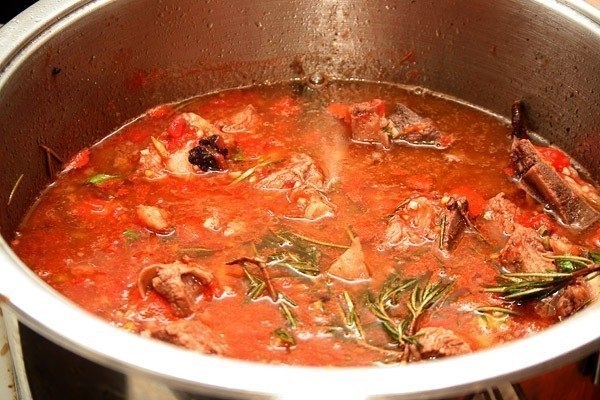 Фото к рецепту: Мясо по-итальянски в томатном соусе Фото к рецепту: Мясо по-итальянски в томатном соусе