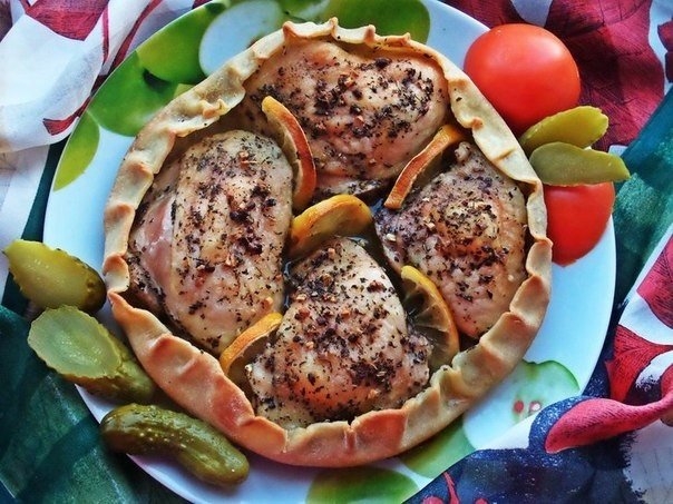 Фото к рецепту: Курица, запечённая в съедобной тарелке Фото к рецепту: Курица, запечённая в съедобной тарелке
