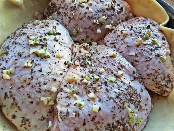 Фото к рецепту: Курица, запечённая в съедобной тарелке Фото к рецепту: Курица, запечённая в съедобной тарелке