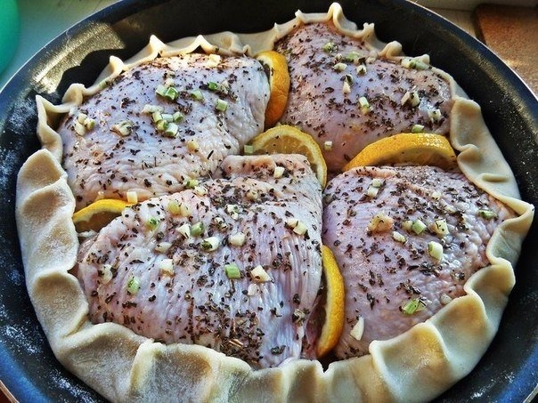 Фото к рецепту: Курица, запечённая в съедобной тарелке Фото к рецепту: Курица, запечённая в съедобной тарелке