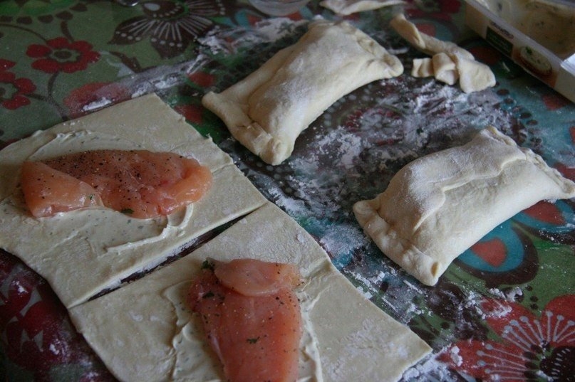 Фото к рецепту: Пирожки с курицей и сливочным сыром