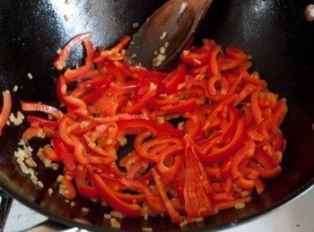 Фото к рецепту: Вкуснятина: курица стир-фрай с кисло-сладком соусе Фото к рецепту: Вкуснятина: курица стир-фрай с кисло-сладком соусе