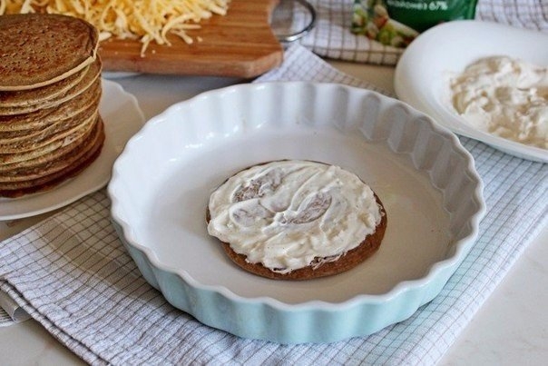 Фото к рецепту: Печёночные мини-тортики Фото к рецепту: Печёночные мини-тортики