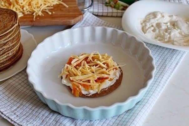 Фото к рецепту: Печёночные мини-тортики Фото к рецепту: Печёночные мини-тортики