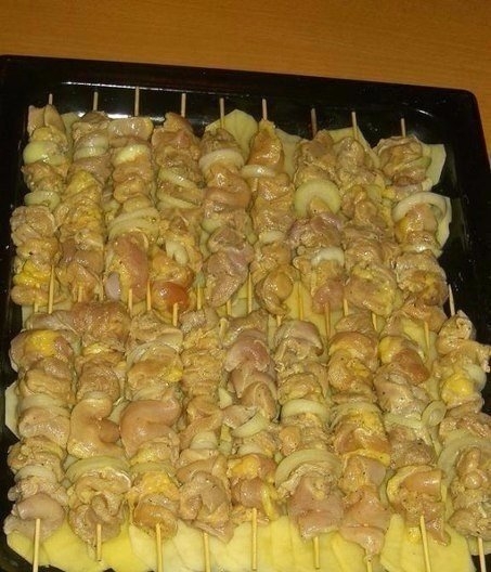 Фото к рецепту: Куриный шашлык с картошкой в духовке Фото к рецепту: Куриный шашлык с картошкой в духовке