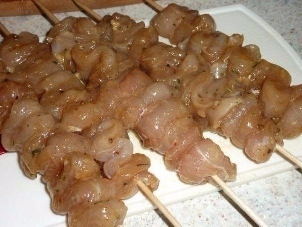 Фото к рецепту: Шашлык из курицы в духовке Фото к рецепту: Шашлык из курицы в духовке