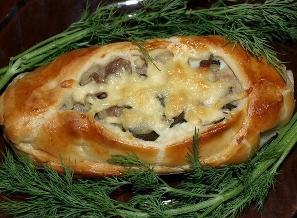 Фото к рецепту: Лодочки из слоеного теста с картофелем, мясом и огурчиками Фото к рецепту: Лодочки из слоеного теста с картофелем, мясом и огурчиками