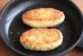 Фото к рецепту: Картофельные зразы с мясом/с грибами. Фото к рецепту: Картофельные зразы с мясом/с грибами.
