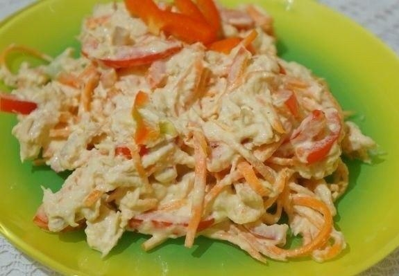 Фото к рецепту: Салат с курицей и морковью по-корейски