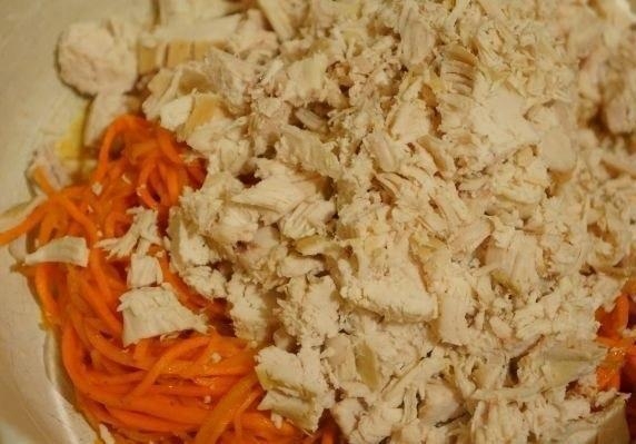 Фото к рецепту: Салат с курицей и морковью по-корейски Фото к рецепту: Салат с курицей и морковью по-корейски