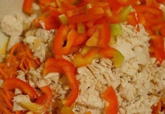Фото к рецепту: Салат с курицей и морковью по-корейски Фото к рецепту: Салат с курицей и морковью по-корейски
