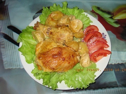 Фото к рецепту: Вкусная курочка в маринаде вместе с картошкой в духовке Фото к рецепту: Вкусная курочка в маринаде вместе с картошкой в духовке