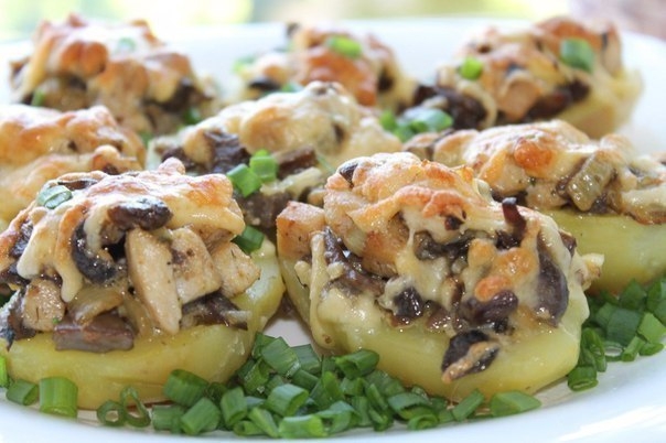 Фото к рецепту: Картошка с курицей и грибами.