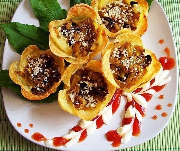 Фото к рецепту: Картофельные цветочки-корзиночки с начинкой Фото к рецепту: Картофельные цветочки-корзиночки с начинкой