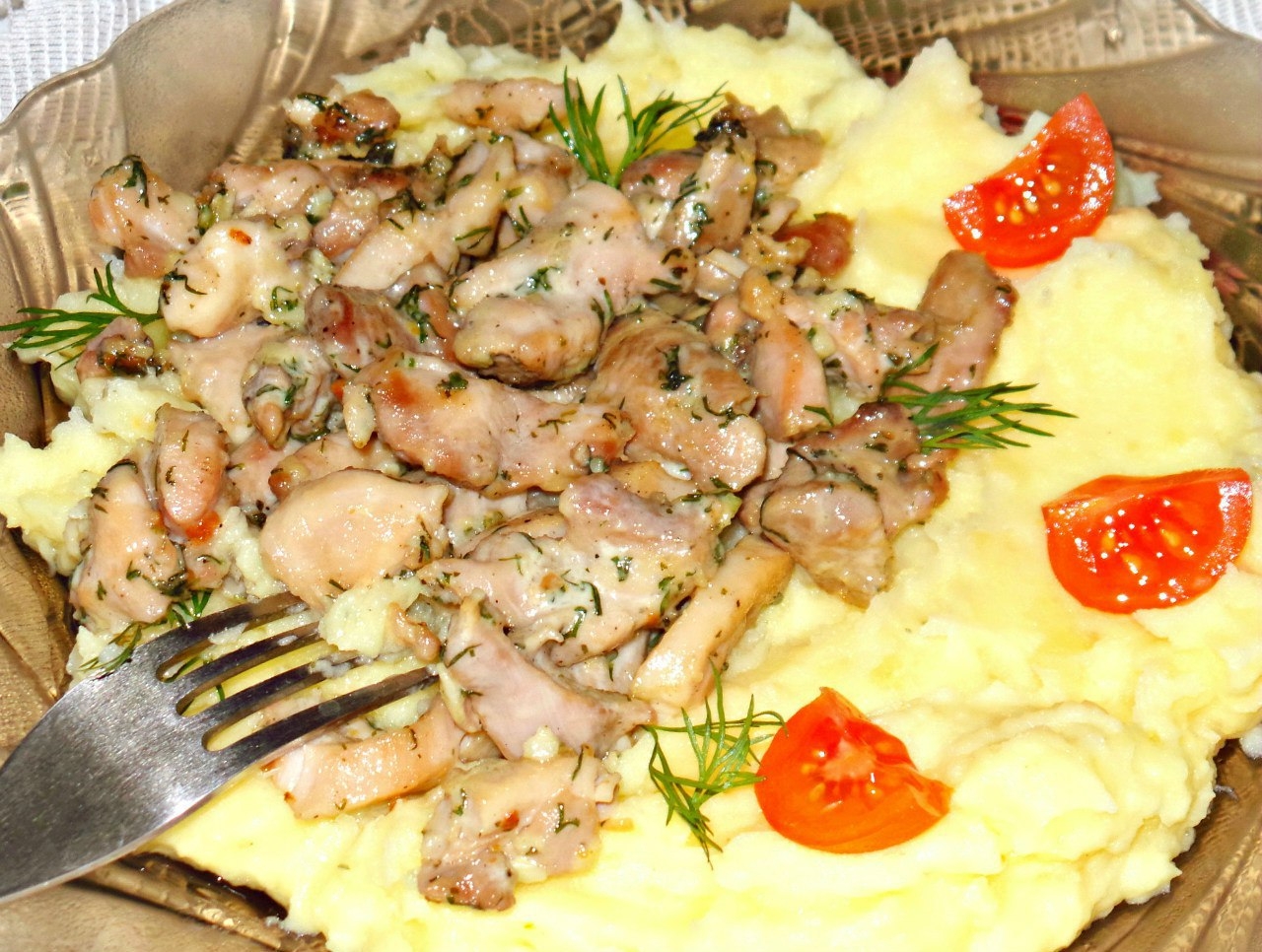 Фото к рецепту: Куриное филе с чесноком и сыром. 