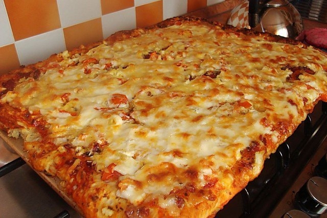 Фото к рецепту: Быстрая и вкуснейшая пицца