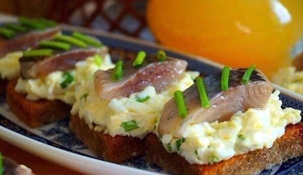 Фото к рецепту: Гренки с яйцом и селёдочкой 
