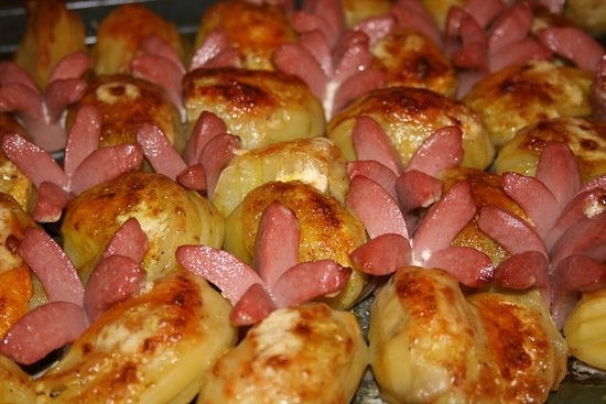 Фото к рецепту: Картофель запеченный с сосисками