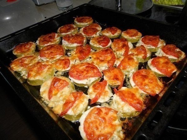Фото к рецепту: Кабачки под сыром. быстро и вкусно. Фото к рецепту: Кабачки под сыром. быстро и вкусно.