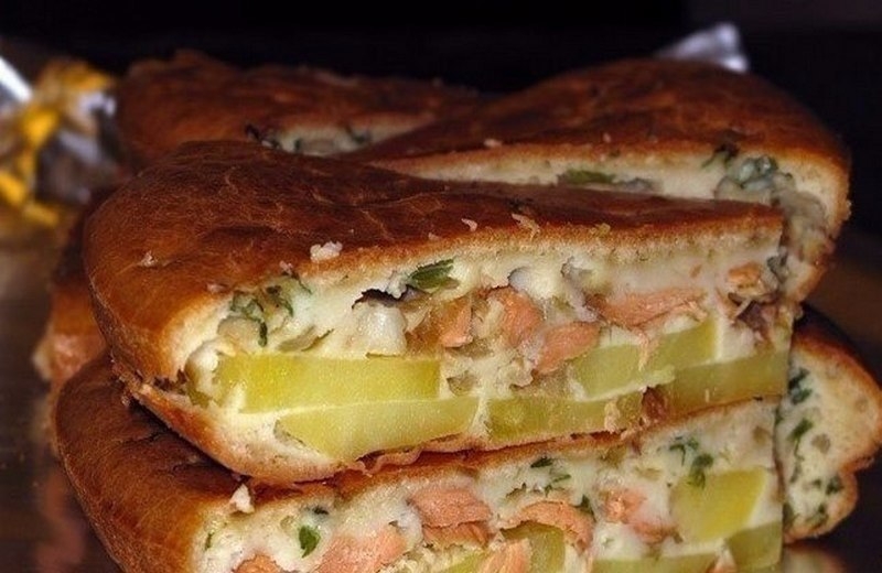 Фото к рецепту: Рыбный заливной пирог с картошкой