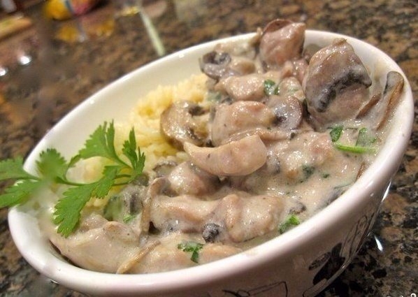Фото к рецепту: Курица с грибами в сливочном соусе.