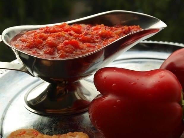 Фото к рецепту: Аджика: 16 рецептов на любой вкус