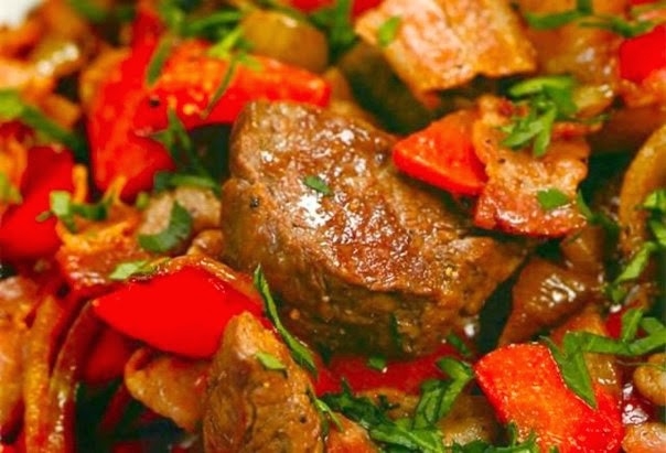 Фото к рецепту: Мясо тушеное с шампиньонами и сладким перцем