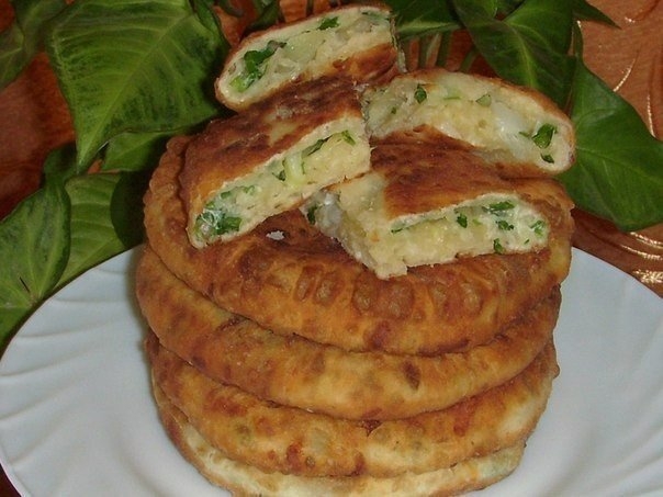 Фото к рецепту: Сырные лепёшки с зеленым луком