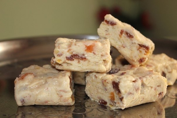 Фото к рецепту: Банановые бурфи с орехами, курагой и изюмом Фото к рецепту: Банановые бурфи с орехами, курагой и изюмом