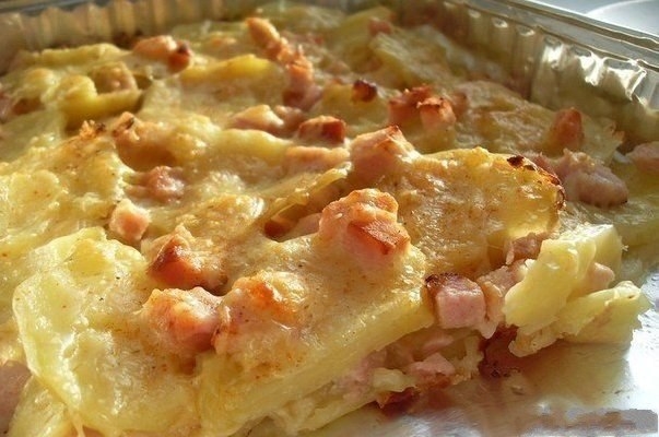 Фото к рецепту: Картофель запеченный с сыром и карбонадом Фото к рецепту: Картофель запеченный с сыром и карбонадом