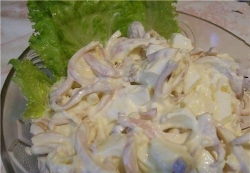 Фото к рецепту: Очень вкусный салат из кальмаров с плавленым сыром