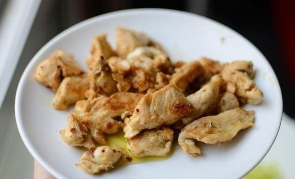 Салат с лимонной курицей и авокадо Салат с лимонной курицей и авокадо
