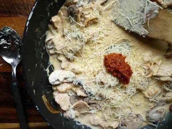 Паста тальятелле с соусом из курицы и грибов. Паста тальятелле с соусом из курицы и грибов.